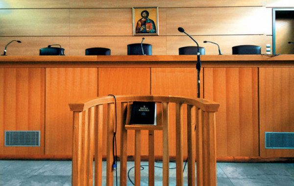 Δημήτρης Γαλλής: Σφοδρή επίθεση στον Βερβεσό – «Ξεφτιλιστήκαμε όλοι οι δικηγόροι. Πρέπει να παραιτηθεί»